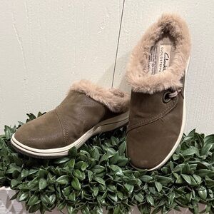 Clarks Cloud Stepper Women's Olive Colored Fur-Lined Mules Size 7